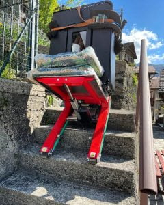 Transport eines Schornsteins im Treppenhaus